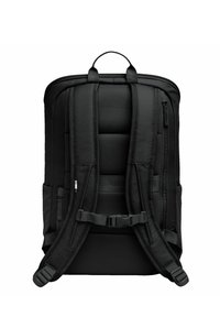 Svart ryggsäck med vadderad mesh-bak, justerbara remmar, framknäppningar och dragkedjefickor på sidorna. Hållbart tyg, strömlinjeformat design.