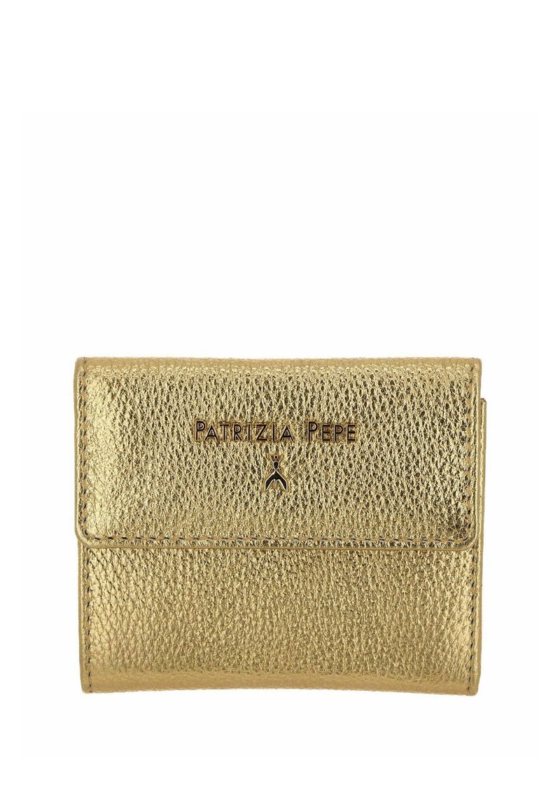 Portefeuille texturé doré en cuir, doté d'une fermeture magnétique et d'un logo sur le devant. Forme rectangulaire compacte avec des bords lisses.