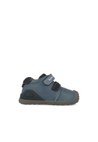 Zapato para niño pequeño de cuero azul con suela de goma, correas de Velcro y acentos grises. Punta redondeada y talón texturizado para mayor agarre y comodidad.