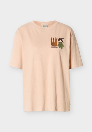 T-shirt beige chiaro a maniche corte con una piccola stampa astratta composta da forme marroni, verdi e viola e il testo "SCOTCH & SODA" sul petto.