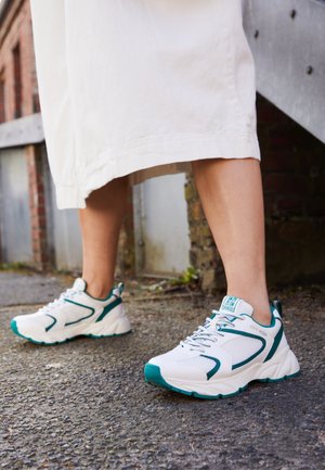 Trainers - white
