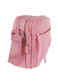 Bolso de nylon rosa con dos cremalleras, correa ajustable y detalles laterales. Textura suave con una estructura acolchada, forma rectangular compacta.