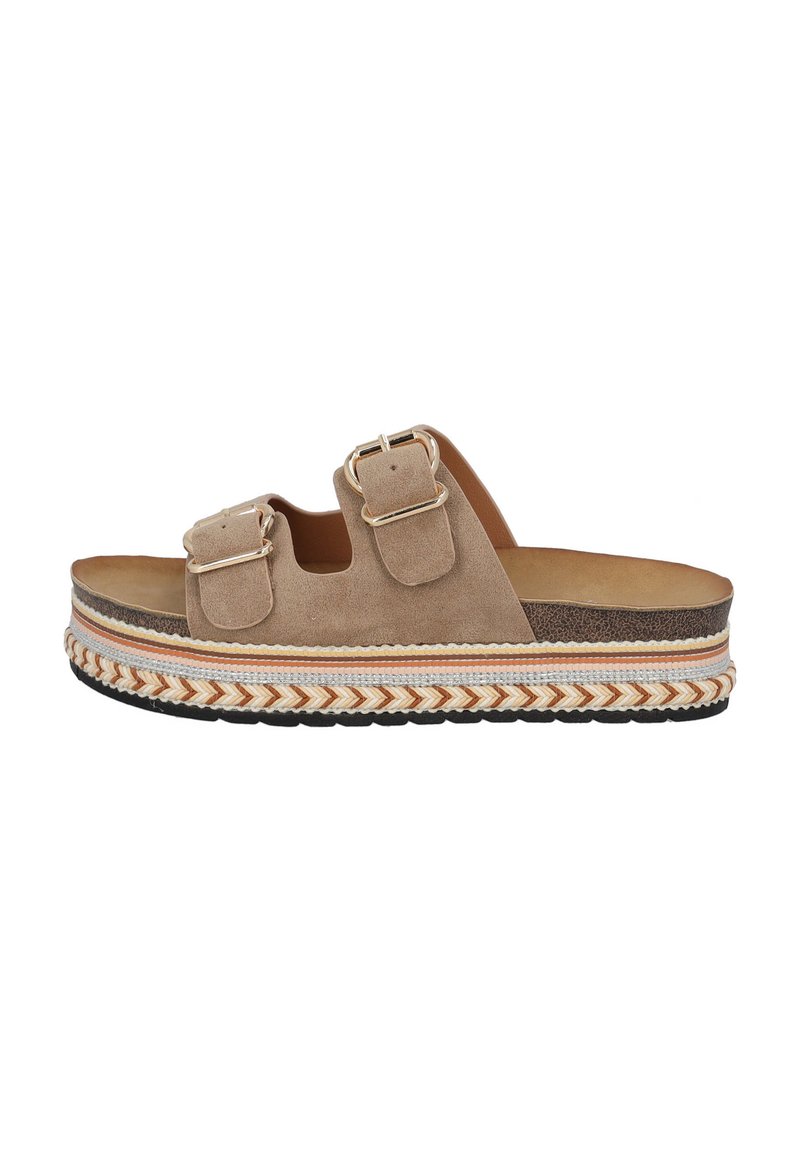 To-buckle sandal i beige suede med en lagdelt stribet sål og teksturerede brune detaljer. Har et fladt design og justerbare stropper.