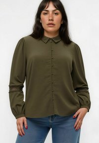 Olijfgroene blouse met een kraag, knopen aan de voorkant en lange mouwen met kantaccenten bij de manchetten. Soepel materiaal met een ontspannen pasvorm.