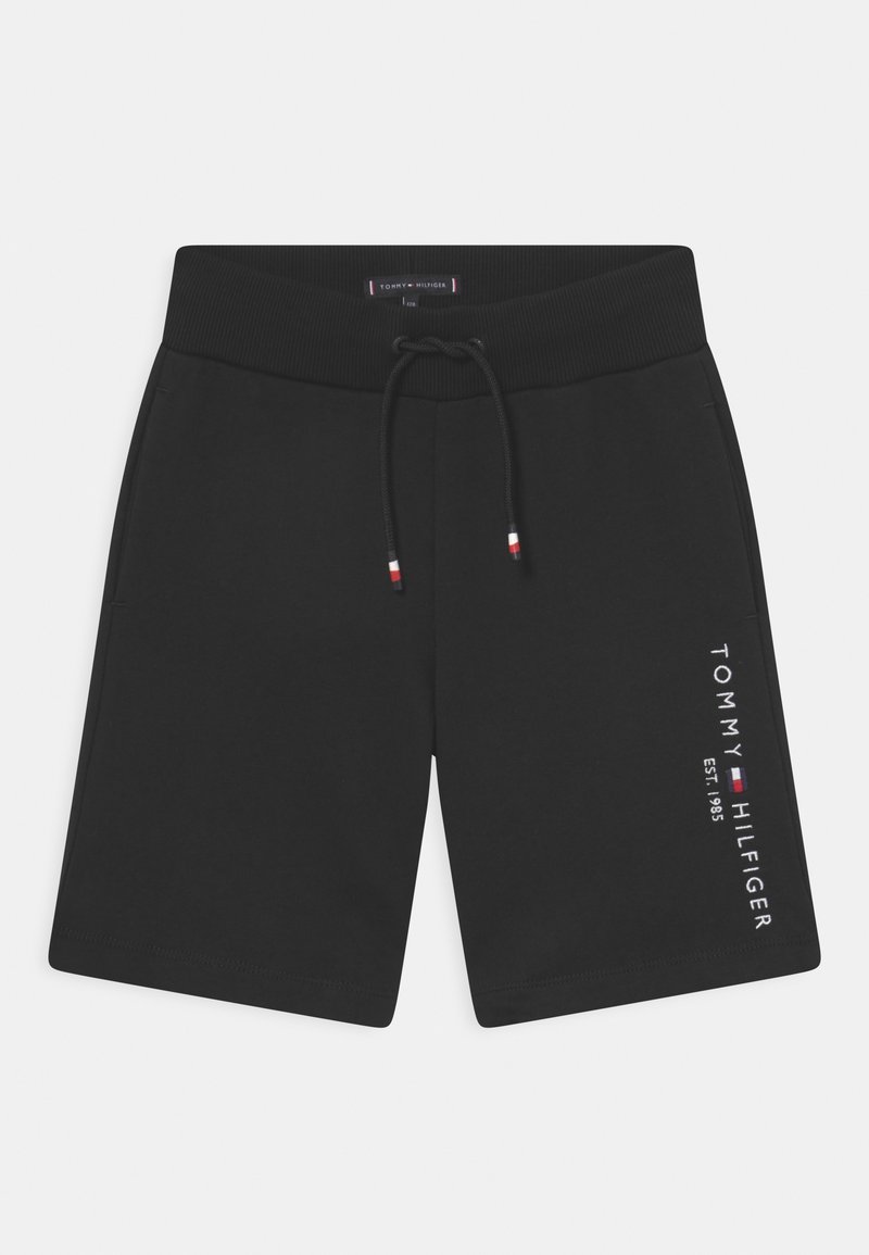 Shorts décontractés noirs avec taille élastique, cordon de serrage aux embouts rouge, blanc et bleu, et logo vertical Tommy Hilfiger sur la jambe gauche.