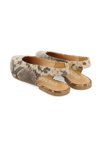 Zapatos planos sin talón con un patrón de estampado de serpiente en beige y marrón oscuro, con parte trasera abierta y correa elástica. Textura suave con una suela que brinda soporte.