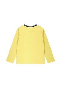 Camisa de manga larga hecha de algodón suave, con un color amarillo brillante, un cuello a rayas en blanco y negro, y un diseño sencillo.