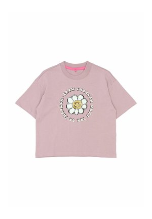 Różowa krótka koszulka z miękkiego materiału z krótkimi rękawami, okrągłym dekoltem oraz białą grafiką kwiatową z napisem ułożonym w okrąg.