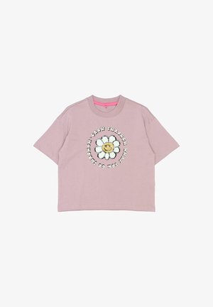 Roze cropped t-shirt van zacht materiaal met korte mouwen, een ronde hals en een witte bloemenafbeelding met tekst in een cirkelvormige opstelling.