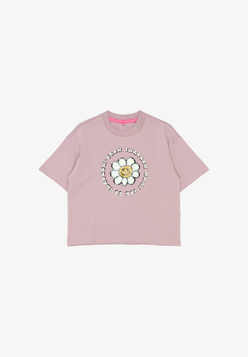T-shirt rose coupé en tissu doux avec des manches courtes, un col rond et un graphique de fleur blanche avec du texte disposé en cercle.