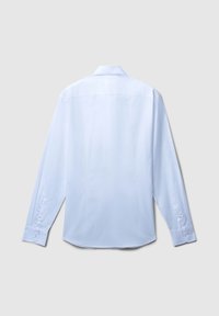 Camicia azzurra a maniche lunghe con colletto a punta, polsini abbottonati e una texture liscia con cuciture posteriori sagomate.