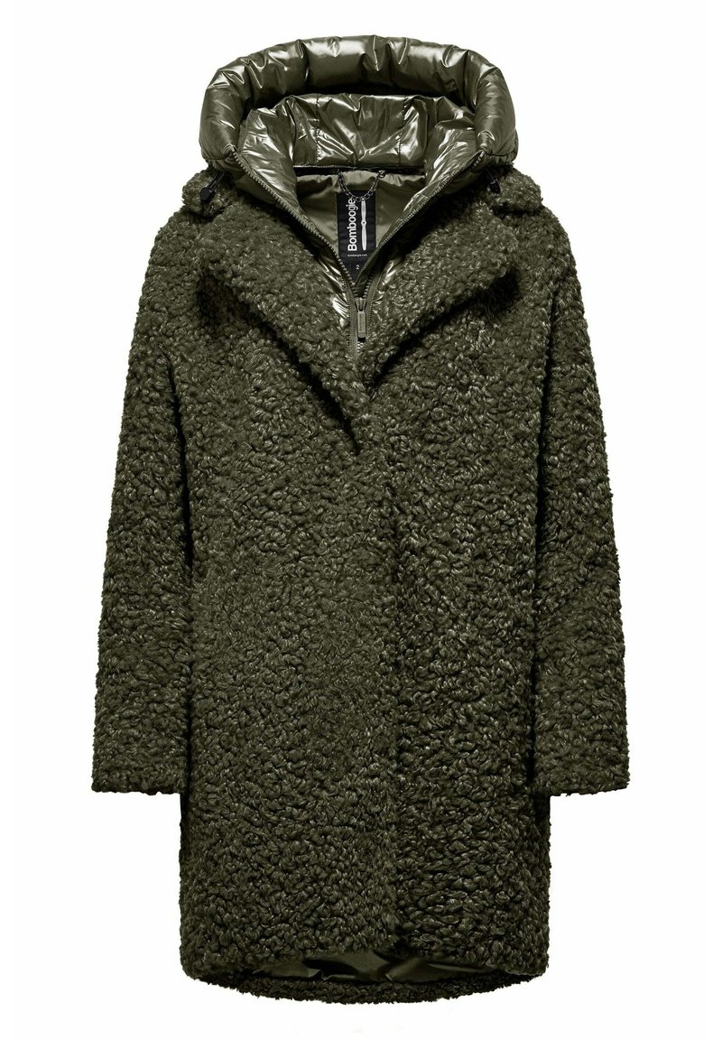 Olijfgroen jas met een pluizige, gestructureerde buitenlaag en een gewatteerde, glanzende capuchon. Het heeft een ritssluiting en brede revers.