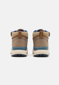 Bruine en tan wandelschoenen met een bovenwerk van mesh, blauwe accenten, gevoerde kraag en een beige zool. Beschikt over een trekhaak en het merkembleem op de hiel.