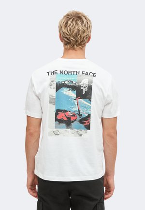 The North Face, APEX 75 COLLAGE RELAXED SHORT SLEEVE TEE GRAPHIC - T-shirt con stampa - white