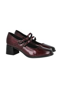 Zapatos de charol burdeos con punta redonda, dos correas ajustables y tacón cuadrado. Textura suave con un acabado brillante.