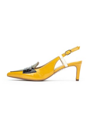 Escarpin jaune en cuir verni avec un bout pointu, présentant un accent décoratif noir et argenté et un talon fin.