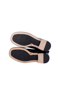 Scarpe nere flat con tomaia liscia, suola beige, grip testurizzato e marchio stampato sulla soletta. Taglia 37 contrassegnata sulla suola.