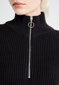 ONLY Stickad tröja - black