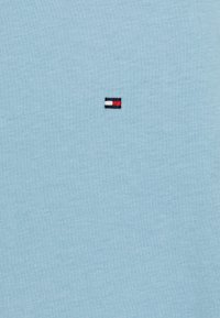 Tommy Hilfiger TEE UNISEX 2 PACK - Pamata T-krekls - white/well water blue