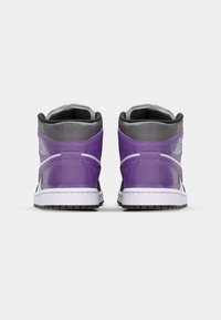 Wysokie sneakersy z błyszczącą purpurową cholewką, szarą kołnierzem, białą podeszwą środkową i czarną podeszwą zewnętrzną. Widoczny detal logo z tyłu.