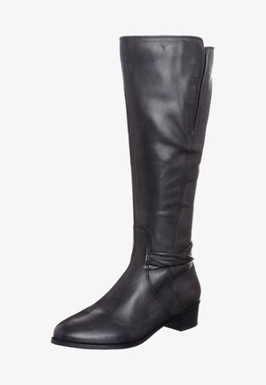 Botas de cuero negro hasta la rodilla con una textura suave, puntera redondeada y un bajo tacón cuadrado. Presenta un discreto detalle envolvente en el tobillo.