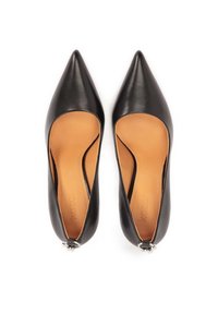 Paire de ballerines en cuir noir à bout pointu avec semelles beige, vues de dessus, avec petites décorations argentées sur le talon.