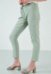 LELA REGULAR FIT - Hlače - mint