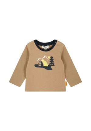 Beige Langarmhemd mit dunkelblauem Kragen, zeigt eine Camp-Szene mit Bergen, Zelt und Bäumen; aus weichem Baumwollmaterial gefertigt.