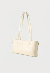 Τσαντάκι ώμου από δέρμα σε κρεμ απόχρωση με διπλούς ιμάντες και λεπτομέρεια ζώνης κατά μήκος του πάνω άκρου.