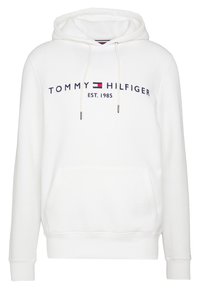Felpa bianca in cotone con tasca frontale a marsupio, cappuccio con cordino e testo del logo blu che recita "TOMMY HILFIGER EST. 1985." Texture liscia.
