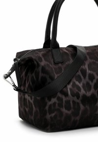 Schwarze Handtasche mit Leopardenmuster aus glattem Material. Verfügt über zwei oberhalb angebrachte Griffe, einen verstellbaren Schultergurt und silberne Hardware.