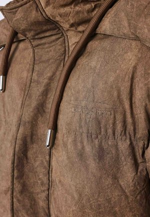 Braune Steppjacke mit einer strukturierten, zerknitterten Oberfläche. Verfügt über einen hohen Kragen, braune Kordelzüge und ein Stern-Logo, das auf der Brust aufgestickt ist.