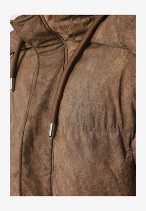 Braune Steppjacke mit einer strukturierten, zerknitterten Oberfläche. Verfügt über einen hohen Kragen, braune Kordelzüge und ein Stern-Logo, das auf der Brust aufgestickt ist.
