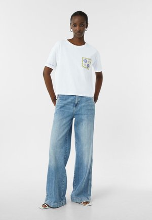 comma casual identity IM MIT BRUSTTASCHE - Print T-shirt - weiß