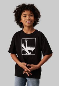 Calvin Klein Jeans MONOGRAM GRID RELAXED - Triko s potiskem - black