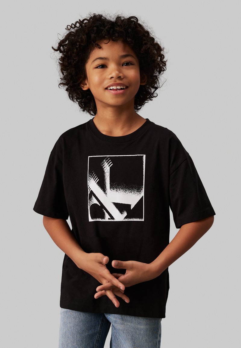 Calvin Klein Jeans MONOGRAM GRID RELAXED - Triko s potiskem - black