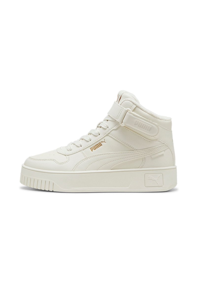 Weiße Hochschnitt-Sneaker mit einem glatten Lederobermaterial, ausgestattet mit einer strukturierten Sohle, einem Knöchelriemen und goldenen Logo-Akzenten an der Seite.