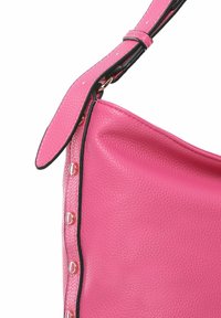 Borsa a tracolla in pelle rosa con una finitura testurizzata, dotata di rifiniture nere e dettagli in metallo lungo il lato. Inclusa una tracolla regolabile.