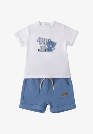 Camicetta bianca a maniche corte con stampa di cani e gatti blu e beige, abbinata a pantaloni corti blu con tasche e cintura regolabile.