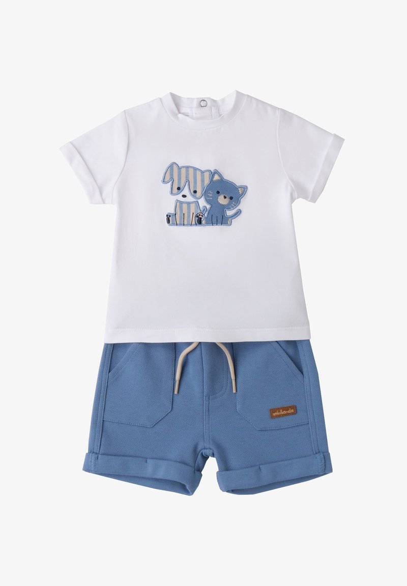 Camisa blanca de manga corta con un estampado de perros y gatos en azul y beige, combinada con pantalones cortos azules que tienen bolsillos y cintura con cordón.