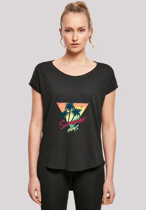 Schwarzes T-Shirt mit kurzen Ärmeln und U-Boot-Ausschnitt. Mit einem bunten Grafikmotiv von Palmen und dem Text "Kalifornische Sommertage".