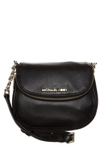 Borsa a tracolla in pelle nera a greca con patta e accessori in oro. Presenta un compartimento con zip e una tracolla regolabile.