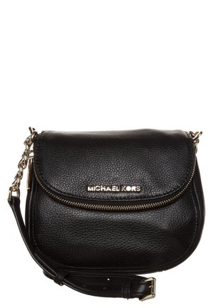 Borsa a tracolla in pelle nera a greca con patta e accessori in oro. Presenta un compartimento con zip e una tracolla regolabile.