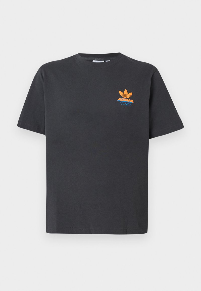 Czarny bawełniany t-shirt z krótkim rękawem, okrągłym dekoltem, z pomarańczowym logo Adidas na lewej piersi oraz niebieskim napisem poniżej.