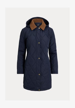 Granatowy pikowany długi płaszcz z brązowym kołnierzem, kapturem i złotymi zatrzaskami z przodu.