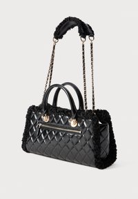 Borsa a tracolla nera trapuntata con rifiniture in pelliccia sintetica, doppi manici e tracolla a catena. Presenta una tasca con zip e dettagli in metallizzato dorato.