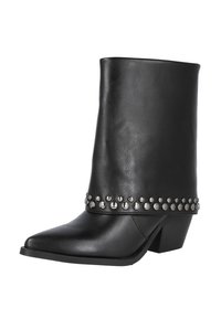 Botas de piel negra hasta el tobillo con punta cuadrada, que presentan una banda con tachuelas alrededor del tobillo y un tacón grueso. Textura suave y diseño minimalista.