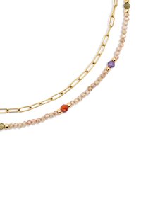Collar de cadena de oro que presenta pequeñas cuentas coloridas en tonos de rosa, púrpura y verde, con una mezcla de texturas facetadas y suaves.