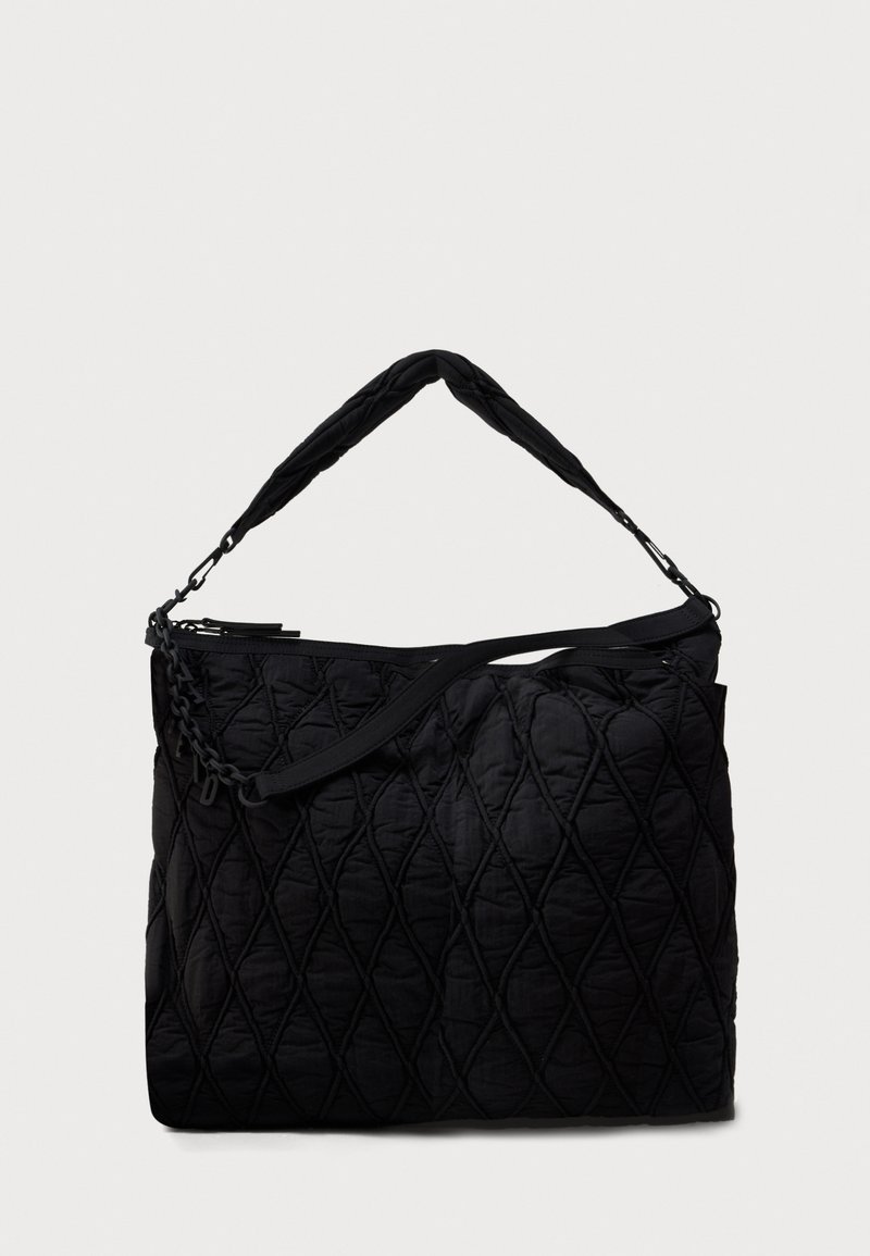 Borsa tote nera trapuntata con motivo a diamante testurizzato, dotata di tracolla a catena e tessuto. Chiusura con cerniera nella parte superiore.