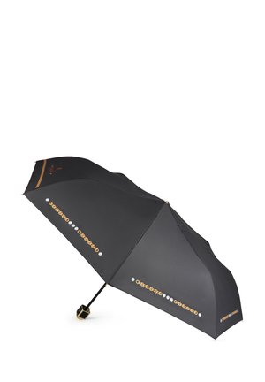 Parapluie noir avec un motif de chaîne dorée le long des bords, en tissu solide, poignée courbée et accent doré à la base de la poignée.